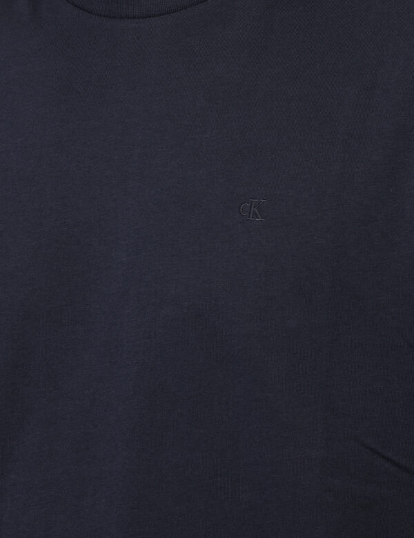 T-shirt Calvin Klein Blu - T-shirt classica in total blu navy con ricamo logo brand bianco. La vestibilità è morbida e regol