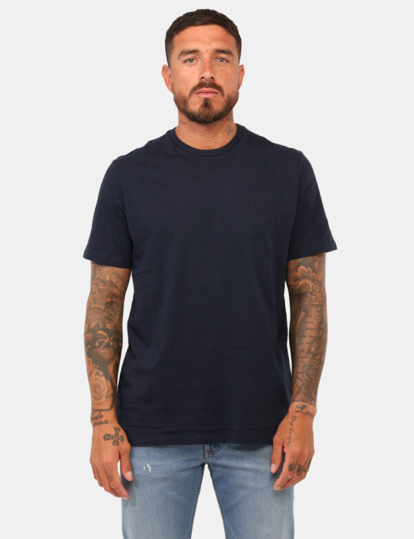 T-shirt Calvin Klein Blu - T-shirt classica in total blu navy con ricamo logo brand bianco. La vestibilità è morbida e regol