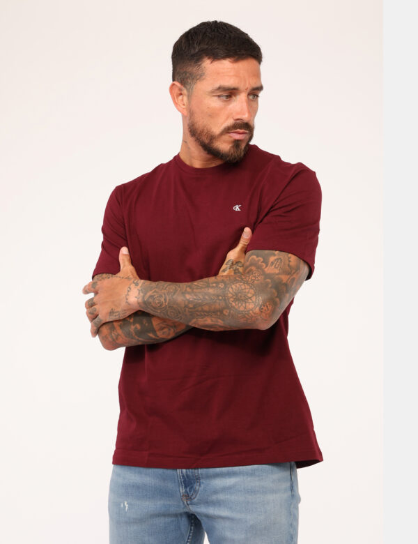 T-shirt Calvin Klein Bordeaux - T-shirt classica in total bordeaux con ricamo logo brand bianco. La vestibilità è morbida e
