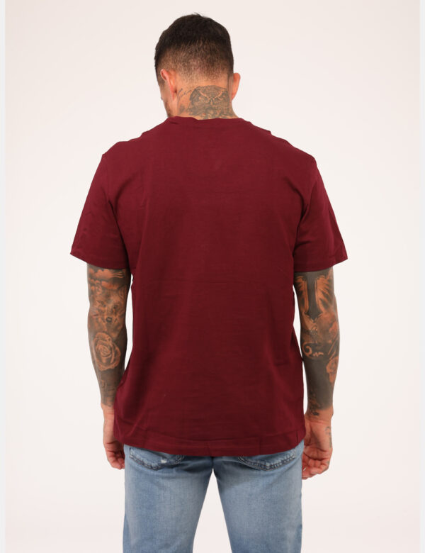 T-shirt Calvin Klein Bordeaux - T-shirt classica in total bordeaux con ricamo logo brand bianco. La vestibilità è morbida e