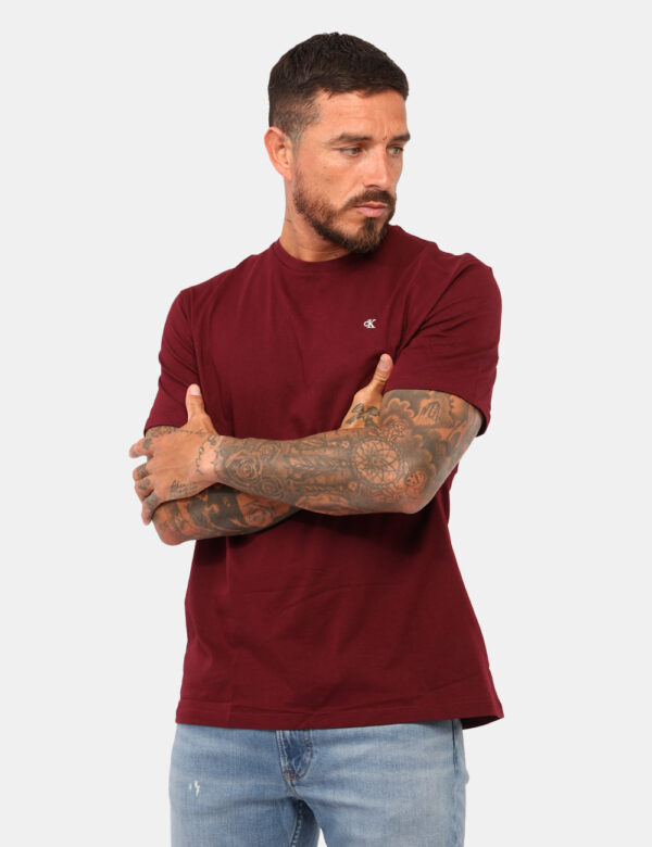 T-shirt Calvin Klein Bordeaux - T-shirt classica in total bordeaux con ricamo logo brand bianco. La vestibilità è morbida e