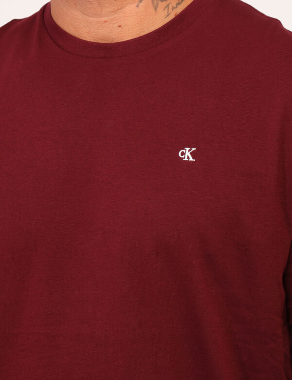 T-shirt Calvin Klein Bordeaux - T-shirt classica in total bordeaux con ricamo logo brand bianco. La vestibilità è morbida e