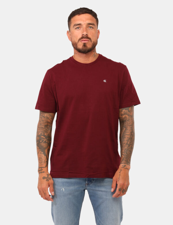 T-shirt Calvin Klein Bordeaux - T-shirt classica in total bordeaux con ricamo logo brand bianco. La vestibilità è morbida e