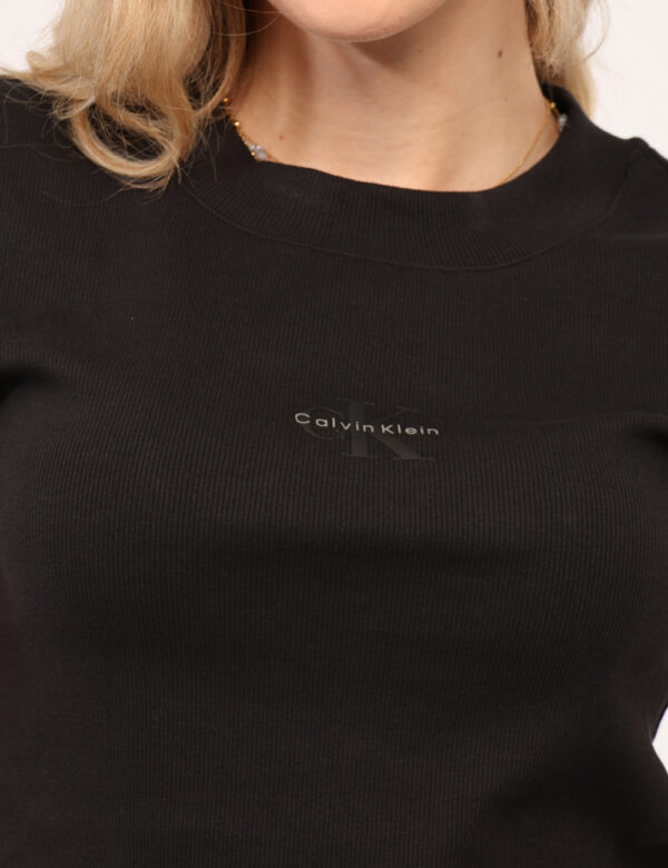 T-shirt Calvin Klein Nero - T-shirt corta, costina, in total nero con stampa logo brand coordinata. La vestibilità è morbida