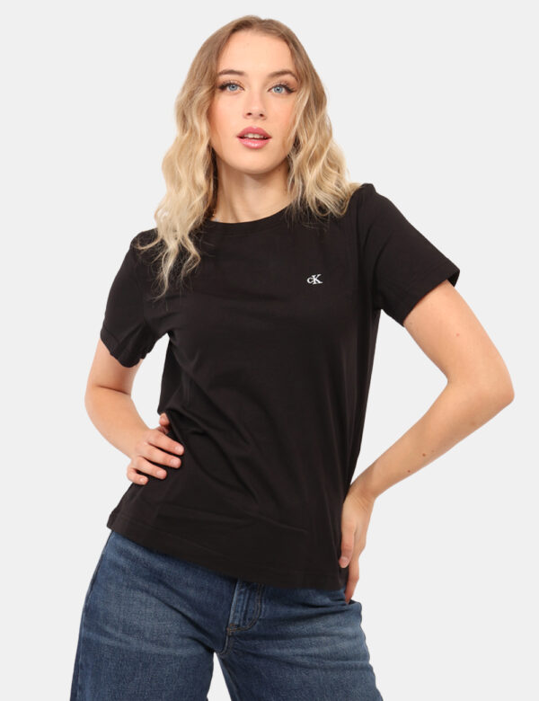 T-shirt Calvin Klein Nero - T-shirt classica in total nero con ricamo logo brand bianco. La vestibilità è morbida e regolare