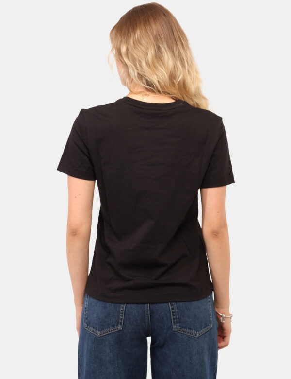 T-shirt Calvin Klein Nero - T-shirt classica in total nero con ricamo logo brand bianco. La vestibilità è morbida e regolare