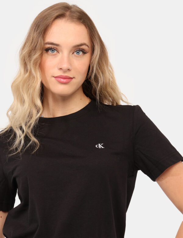 T-shirt Calvin Klein Nero - T-shirt classica in total nero con ricamo logo brand bianco. La vestibilità è morbida e regolare