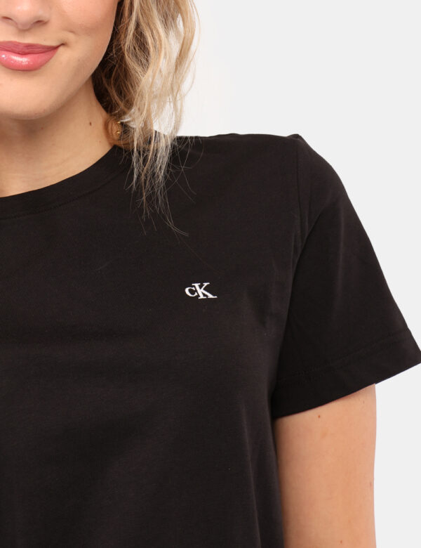 T-shirt Calvin Klein Nero - T-shirt classica in total nero con ricamo logo brand bianco. La vestibilità è morbida e regolare