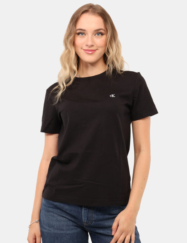 T-shirt Calvin Klein Nero - T-shirt classica in total nero con ricamo logo brand bianco. La vestibilità è morbida e regolare