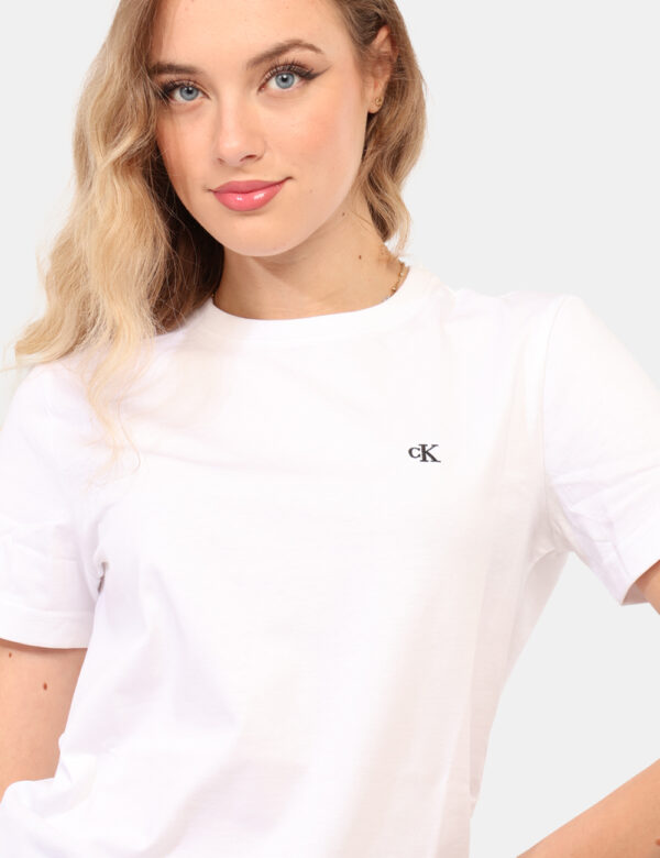 T-shirt Calvin Klein Bianco - T-shirt classica in total bianco con ricamo logo brand nero. La vestibilità è morbida e regola