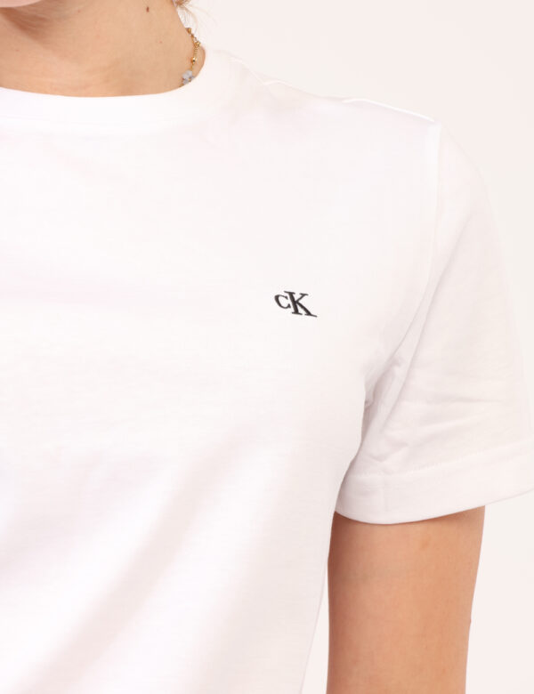 T-shirt Calvin Klein Bianco - T-shirt classica in total bianco con ricamo logo brand nero. La vestibilità è morbida e regola