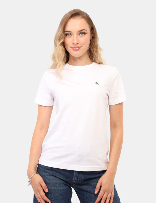 T-shirt Calvin Klein Bianco - T-shirt classica in total bianco con ricamo logo brand nero. La vestibilità è morbida e regola