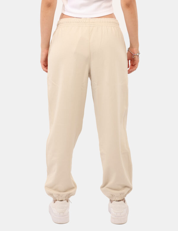 Pantaloni Calvin Klein Beige - Pantaloni tuta in total beige, con logo brand ricamato bianco e tasche a taglio trasversale.