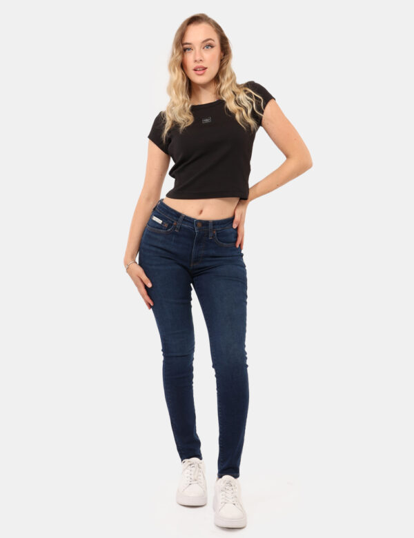 Jeans Calvin Klein Jeans - Jeans stretto in total blu denim dark, con tasche sagomate sul fronte e tasche a toppa sul retro.
