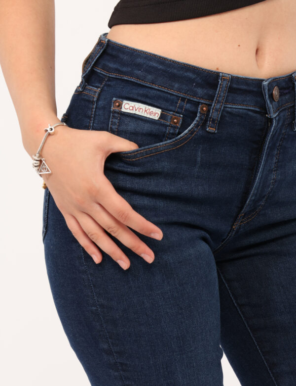 Jeans Calvin Klein Jeans - Jeans stretto in total blu denim dark, con tasche sagomate sul fronte e tasche a toppa sul retro.