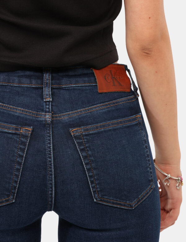 Jeans Calvin Klein Jeans - Jeans stretto in total blu denim dark, con tasche sagomate sul fronte e tasche a toppa sul retro.