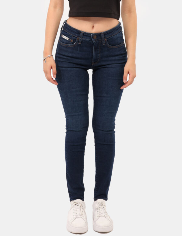 Jeans Calvin Klein Jeans - Jeans stretto in total blu denim dark, con tasche sagomate sul fronte e tasche a toppa sul retro.