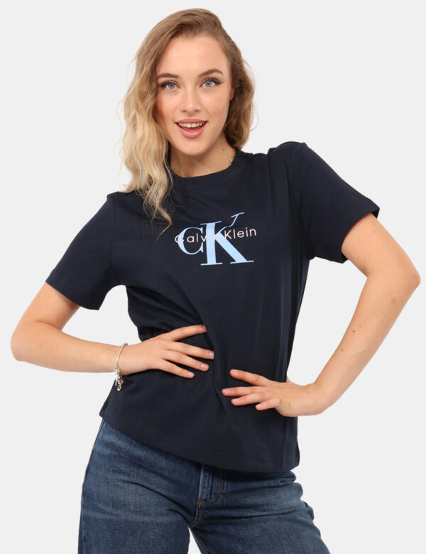 T-shirt Calvin Klein Blu - T-shirt classica in total blu navy con stampa logo brand coordinata. La vestibilità è morbida e r