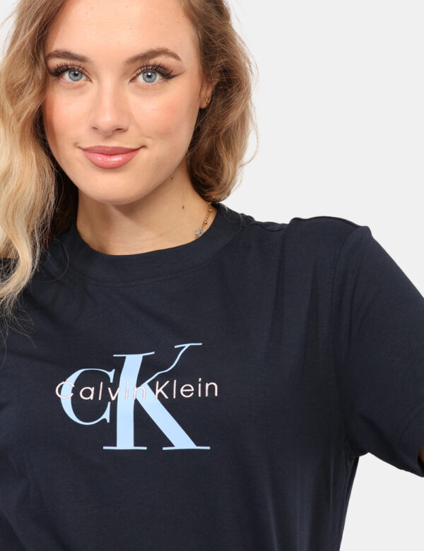 T-shirt Calvin Klein Blu - T-shirt classica in total blu navy con stampa logo brand coordinata. La vestibilità è morbida e r