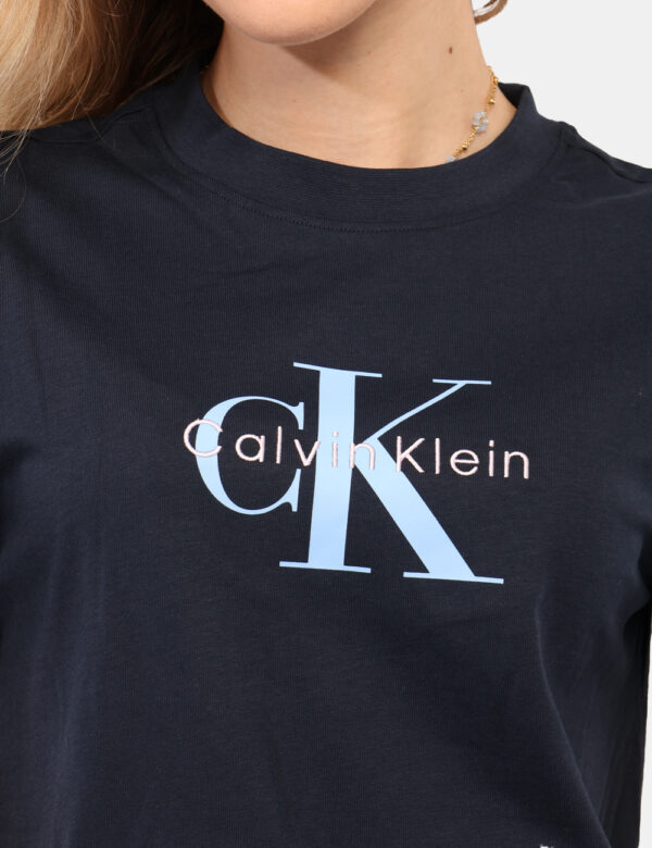 T-shirt Calvin Klein Blu - T-shirt classica in total blu navy con stampa logo brand coordinata. La vestibilità è morbida e r