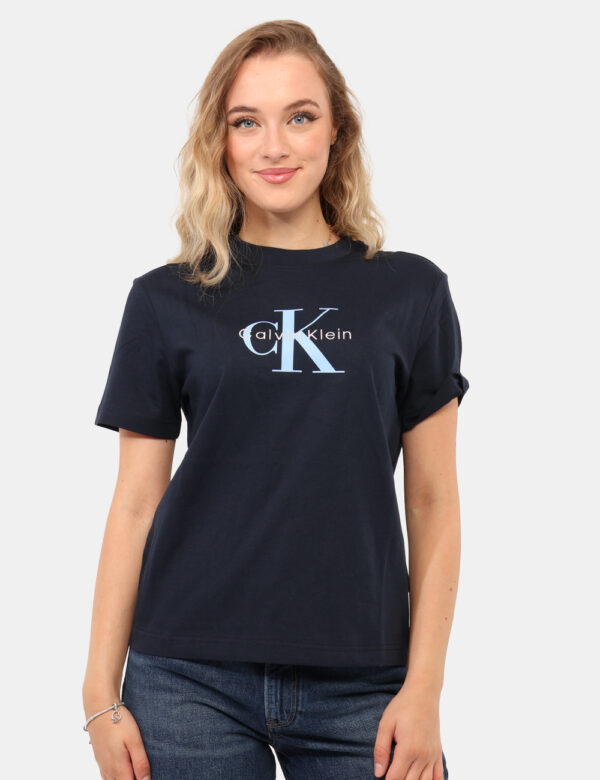 T-shirt Calvin Klein Blu - T-shirt classica in total blu navy con stampa logo brand coordinata. La vestibilità è morbida e r