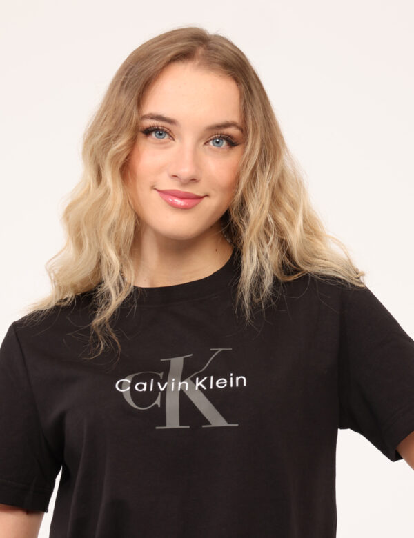 T-shirt Calvin Klein Nero - T-shirt classica in total nero con stampa logo brand coordinata. La vestibilità è morbida e rego