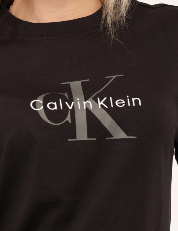 T-shirt Calvin Klein Nero - T-shirt classica in total nero con stampa logo brand coordinata. La vestibilità è morbida e rego