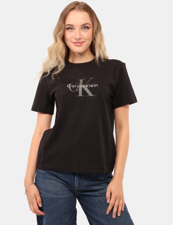 T-shirt Calvin Klein Nero - T-shirt classica in total nero con stampa logo brand coordinata. La vestibilità è morbida e rego