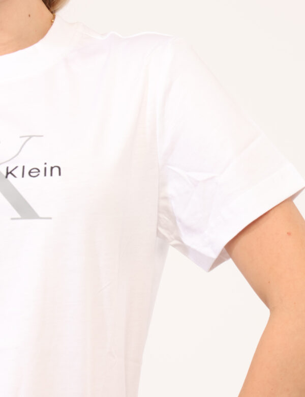 T-shirt Calvin Klein Bianco - T-shirt classica in total bianco con stampa logo brand coordinata. La vestibilità è morbida e