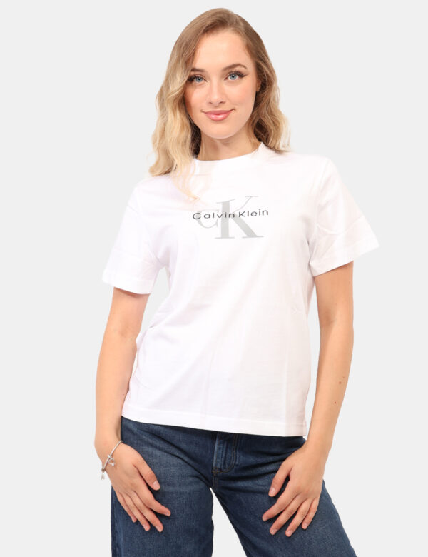T-shirt Calvin Klein Bianco - T-shirt classica in total bianco con stampa logo brand coordinata. La vestibilità è morbida e