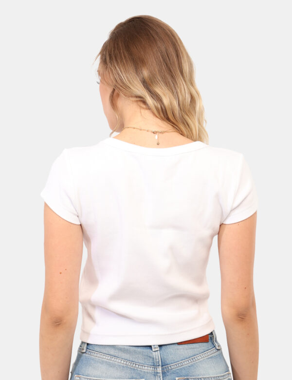 T-shirt Calvin Klein Bianco - T-shirt corta, costina, in total bianco. La vestibilità è morbida e regolare. La t-shirt è ada