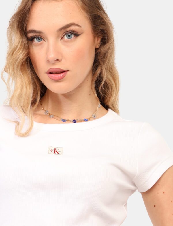 T-shirt Calvin Klein Bianco - T-shirt corta, costina, in total bianco. La vestibilità è morbida e regolare. La t-shirt è ada