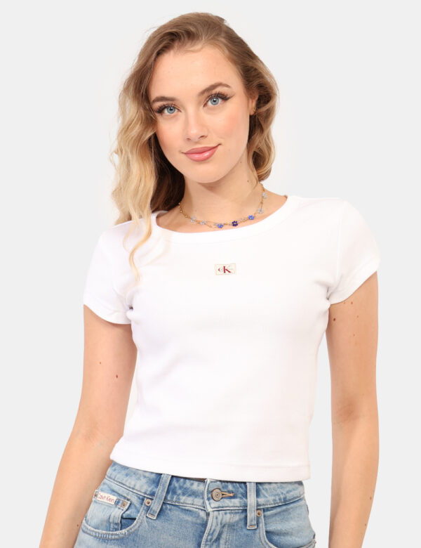 T-shirt Calvin Klein Bianco - T-shirt corta, costina, in total bianco. La vestibilità è morbida e regolare. La t-shirt è ada