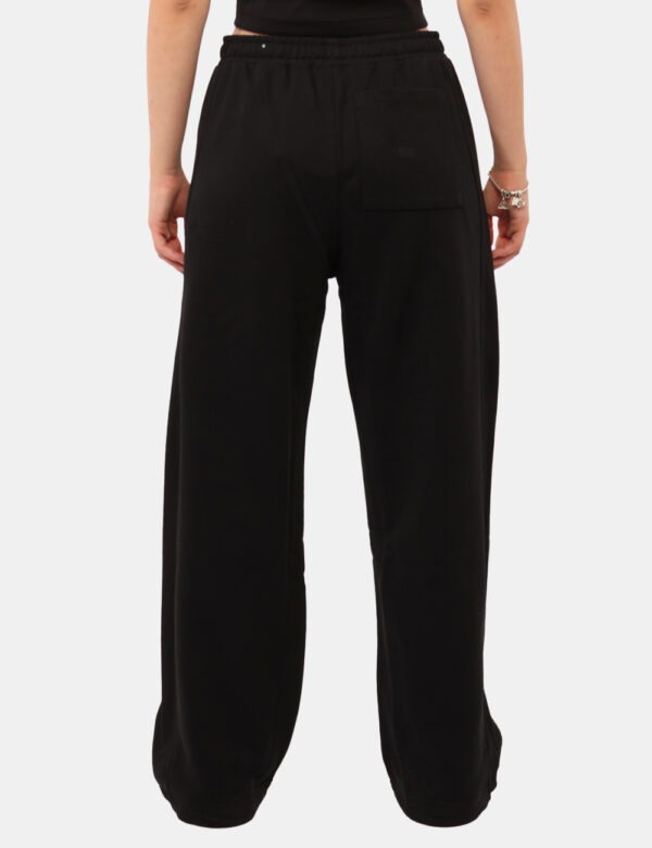 Pantaloni Calvin Klein Nero - Pantaloni tuta in total nero con patch logo brand e tasche a taglio trasversale. La vestibilit