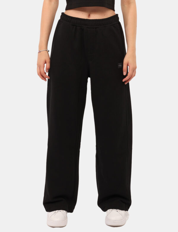 Pantaloni Calvin Klein Nero - Pantaloni tuta in total nero con patch logo brand e tasche a taglio trasversale. La vestibilit