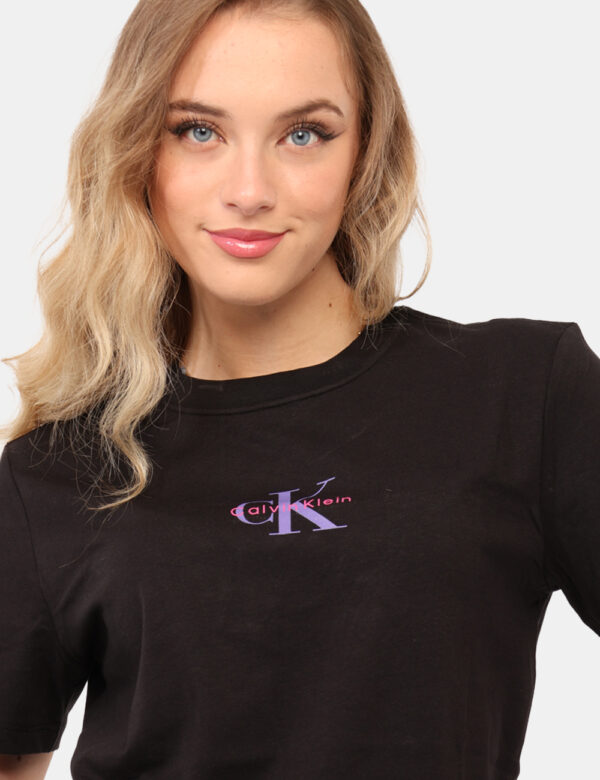 T-shirt Calvin Klein Nero - T-shirt classica su base nera con stampa logo brand lilla. La vestibilità è morbida e regolare.