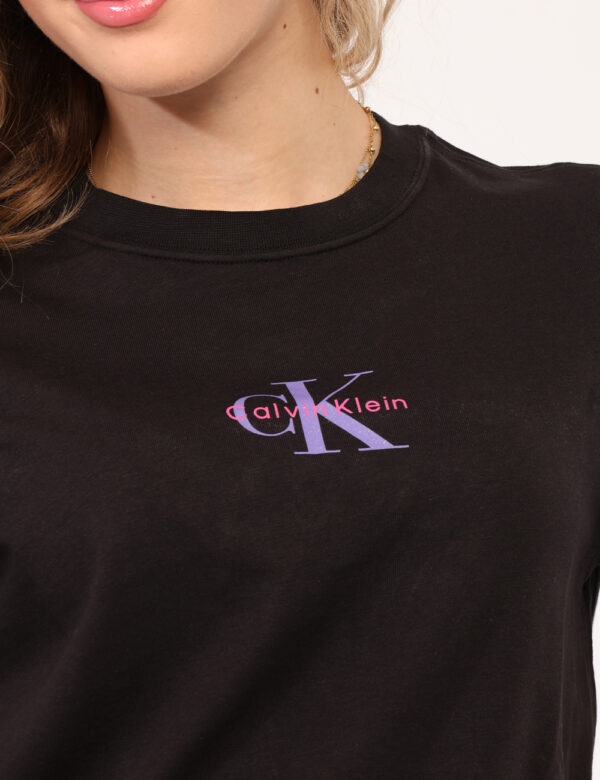 T-shirt Calvin Klein Nero - T-shirt classica su base nera con stampa logo brand lilla. La vestibilità è morbida e regolare.