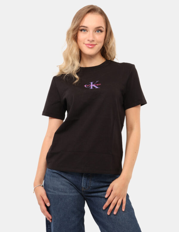 T-shirt Calvin Klein Nero - T-shirt classica su base nera con stampa logo brand lilla. La vestibilità è morbida e regolare.