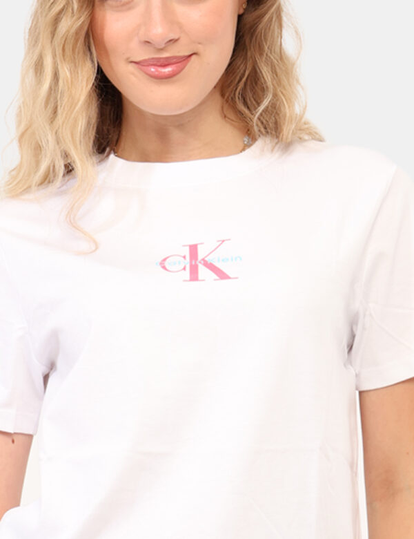 T-shirt Calvin Klein Bianco - T-shirt classica su base bianca con stampa logo brand rosa. La vestibilità è morbida e regolar