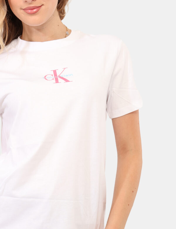 T-shirt Calvin Klein Bianco - T-shirt classica su base bianca con stampa logo brand rosa. La vestibilità è morbida e regolar