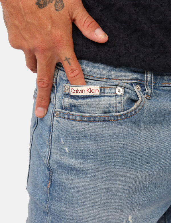 Jeans Calvin Klein Jeans - Jeans classico in total blu denim light con ripped. Presenti tasche sagomate sul fronte e tasche