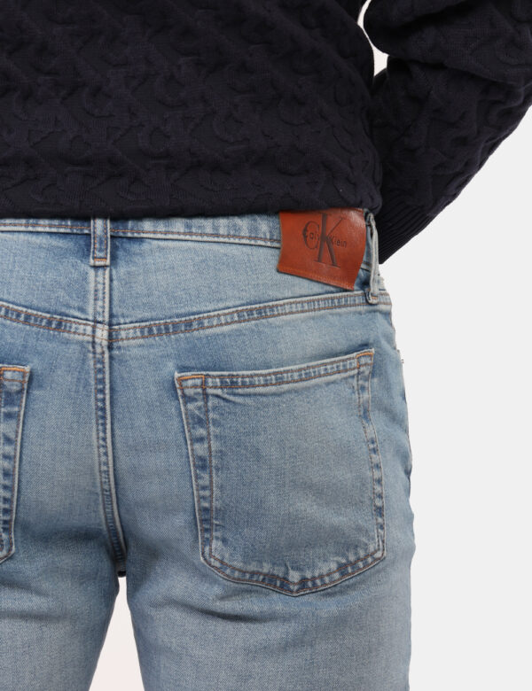 Jeans Calvin Klein Jeans - Jeans classico in total blu denim light con ripped. Presenti tasche sagomate sul fronte e tasche