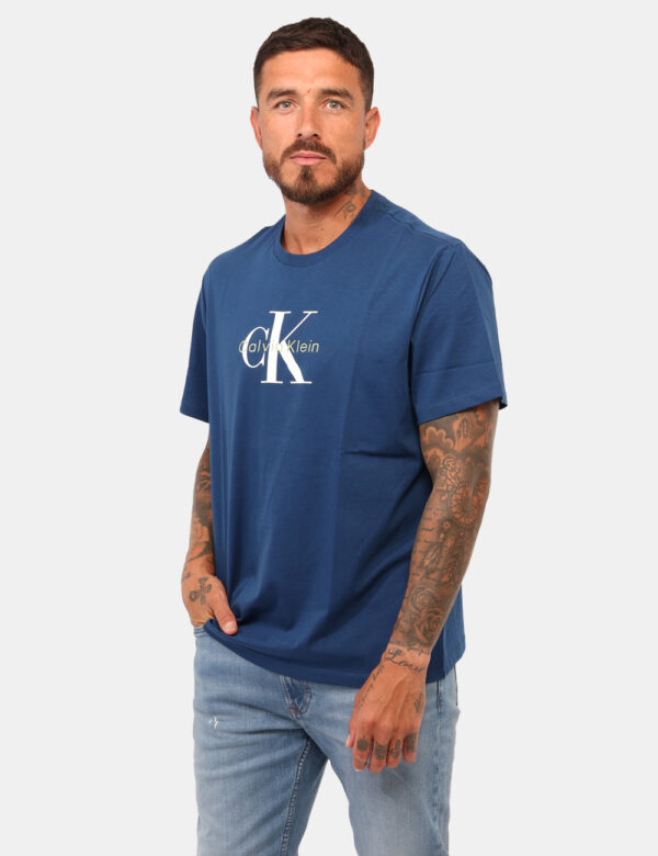 T-shirt Calvin Klein Blu - T-shirt in total blu con stampa logo brand in tinta coordinata. La vestibilità è morbida e regola