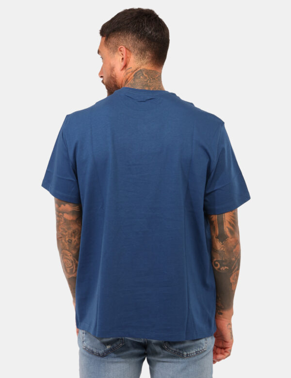 T-shirt Calvin Klein Blu - T-shirt in total blu con stampa logo brand in tinta coordinata. La vestibilità è morbida e regola