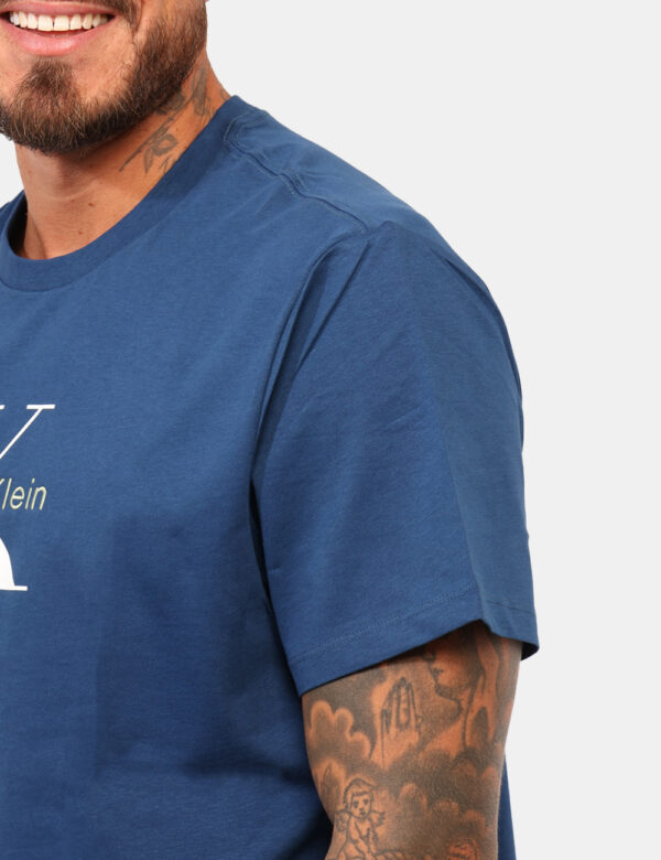 T-shirt Calvin Klein Blu - T-shirt in total blu con stampa logo brand in tinta coordinata. La vestibilità è morbida e regola