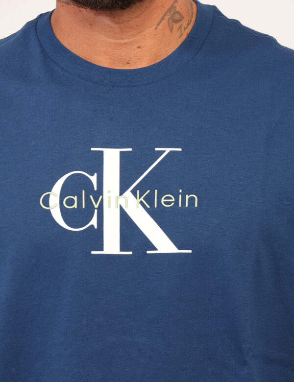 T-shirt Calvin Klein Blu - T-shirt in total blu con stampa logo brand in tinta coordinata. La vestibilità è morbida e regola