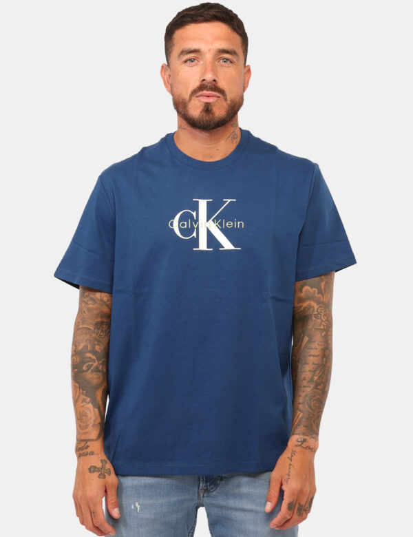 T-shirt Calvin Klein Blu - T-shirt in total blu con stampa logo brand in tinta coordinata. La vestibilità è morbida e regola