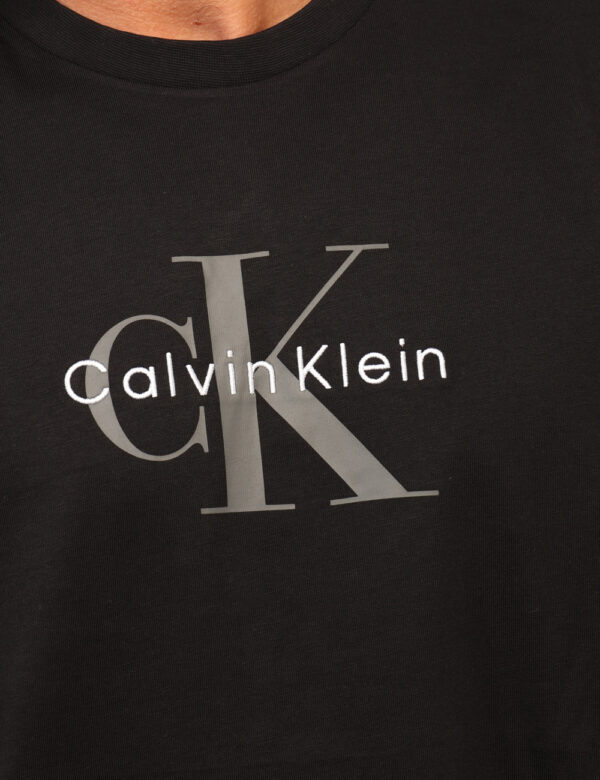 T-shirt Calvin Klein Nero - T-shirt in total blu con stampa logo brand in tinta coordinata. La vestibilità è morbida e regol