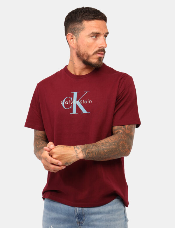 T-shirt Calvin Klein Bordeaux - T-shirt in total bordeaux con stampa logo brand in tinta coordinata. La vestibilità è morbid