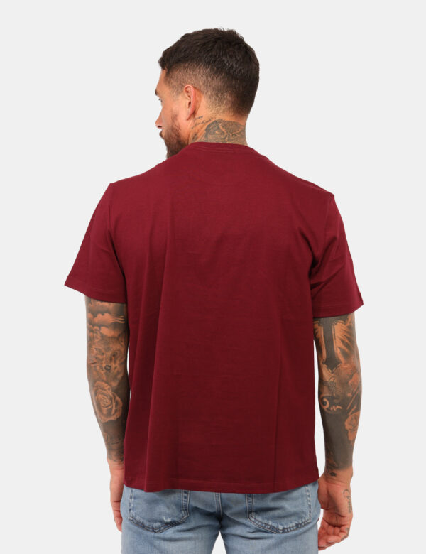 T-shirt Calvin Klein Bordeaux - T-shirt in total bordeaux con stampa logo brand in tinta coordinata. La vestibilità è morbid